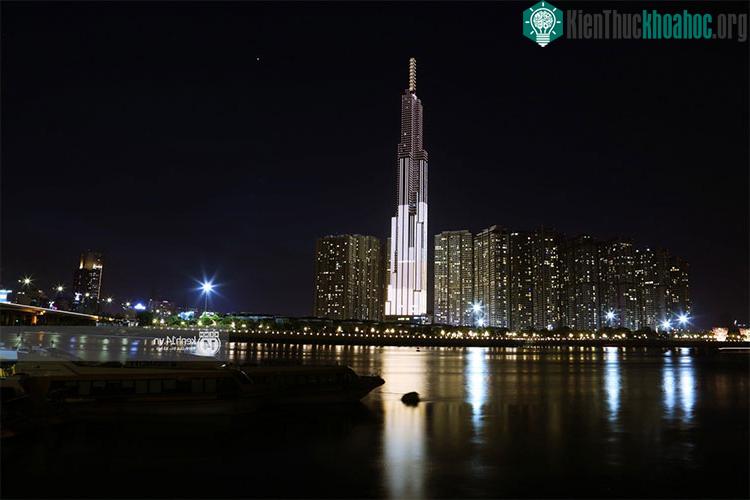 Toà nhà lung linh bên dòng sông Sài Gòn khi nhìn từ hướng bến buýt đường sông Bình An (quận 2).