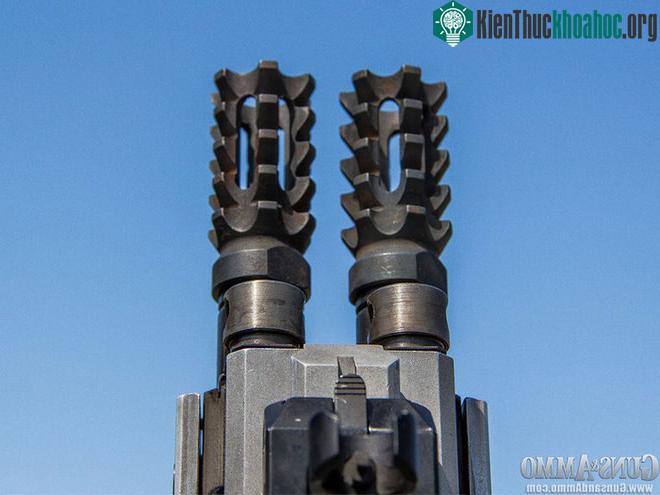 Xạ thủ có thể chọn lựa: bắn phát một hoặc 2 phát cùng lúc nhờ có cơ cấu cò súng độc đáo.