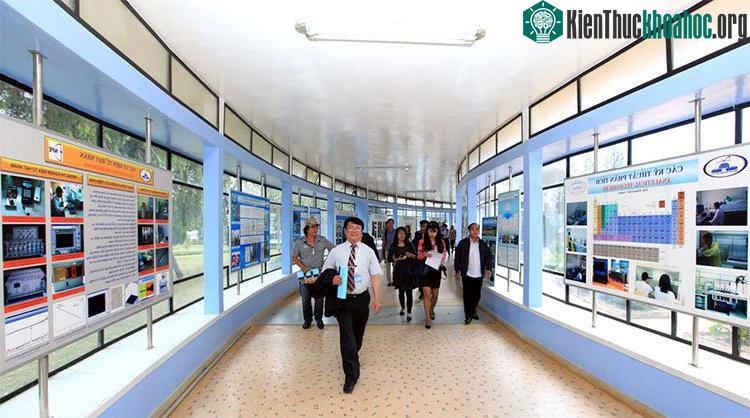 Đường dẫn vào bên trong lò phản ứng hạt nhân.