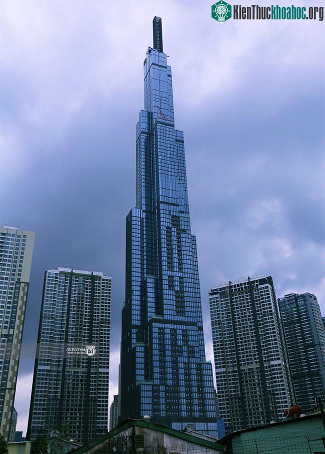 Tháp thép trên đỉnh mái cao 61.2m.