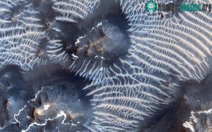 Khu vực có tên là Noctis Labyrinthus nằm trên vùng cao Tharsis