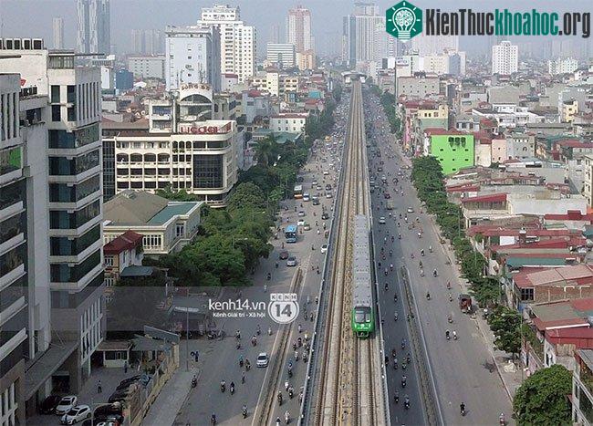 Chưa đầy 10 phút, đoàn tàu đến khu vực đường Nguyễn Trãi (quận Thanh Xuân, Hà Nội).