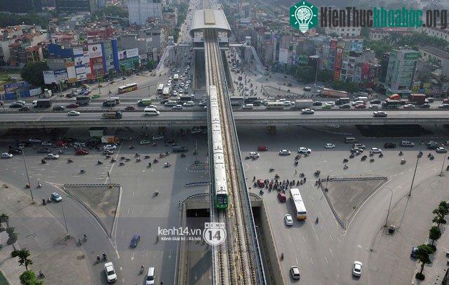 Ngã bốn tầng bao gồm 3 tầng đường bộ và 1 đường sắt trên cao.