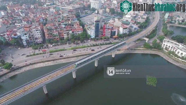 Hình ảnh đoàn tàu đi qua hồ Hoàng Cầu (quận Đống Đa, Hà Nội).