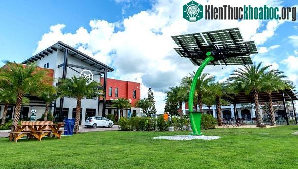 Ngay trước bưu điện thành phố cũng có giàn tế bào quang điện.