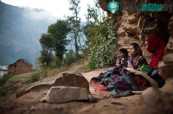 Hình ảnh những người đang bị sống cách ly tại vỉa đá ở làng Kalekanda, Nepal.