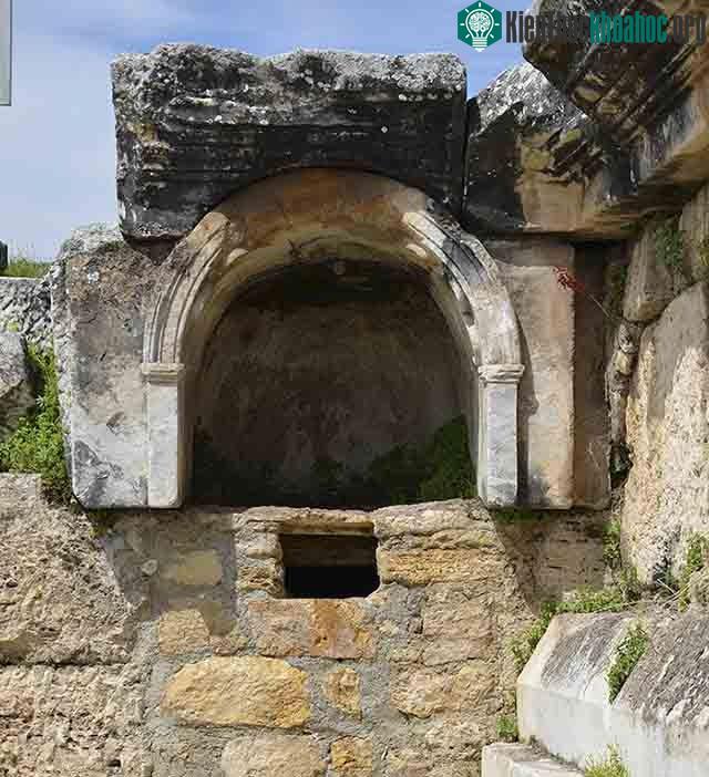 Hố Ploutonion