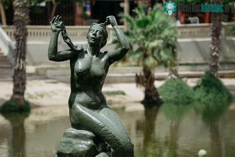 Nơi đây cũng gắn với những truyền thuyết. (Ảnh: Culturetrip).