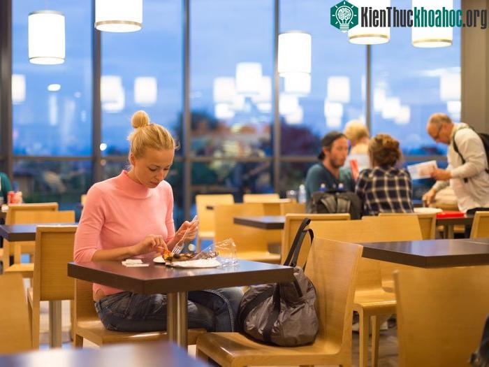 Các nhà khoa học cho rằng dù ăn một mình có ảnh hưởng đến sức khỏe hay không, đi ăn với nhiều người cũng giúp bạn kết nối và giao tiếp tốt hơn - (Ảnh: GETTY IMAGES).