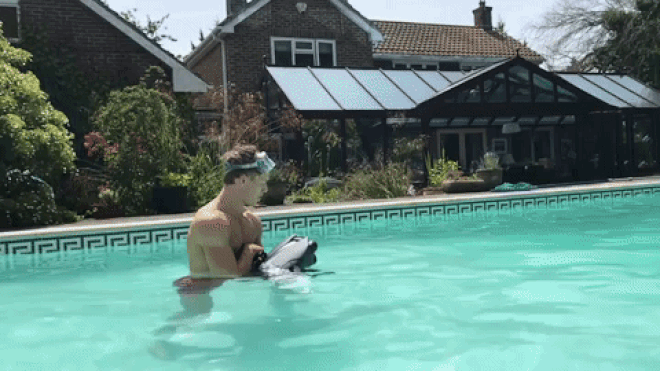 Cơ chế đẩy nước như mô tô nước (jet ski) nhưng có thêm các chế độ tùy chọn - (Nguồn: DAILY MAIL).