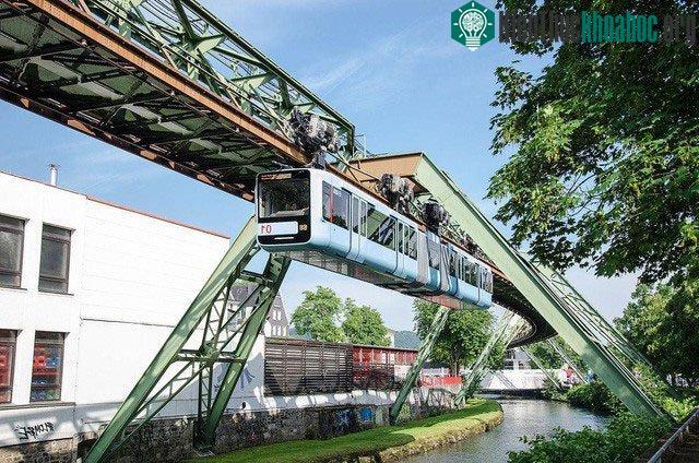 Tuyến đường sắt treo Wuppertal là tuyến đường dành cho tàu "lộn ngược".