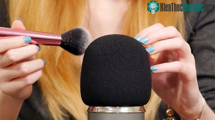 Một trong những hình thức kích thích cảm giác ASMR là sử dụng móng tay hay các vật dụng quen thuộc để tạo ra tiếng động.