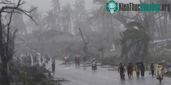 Bão đổ bộ đất liền thường gây hậu quả lớn.