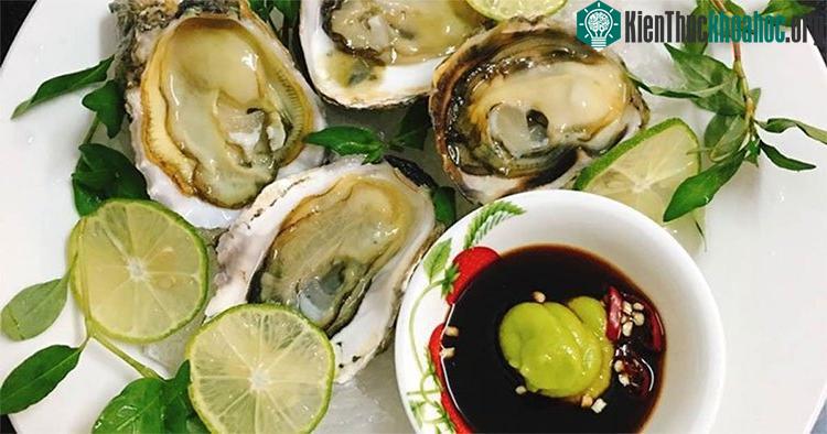 Không chỉ ăn hàu, người bơi lội trong nước biển có nhiễm khuẩn Vibrio, lại có vết thương hở thì nguy cơ cao bị vi khuẩn này xâm nhập.