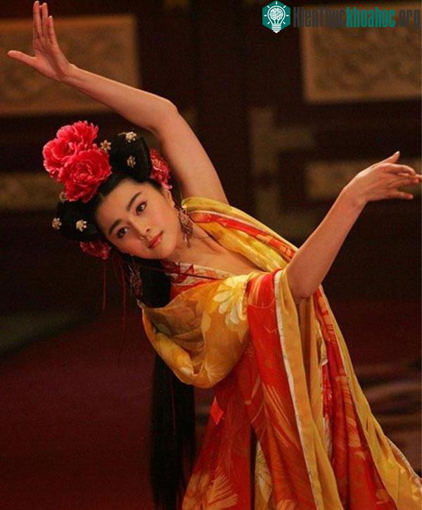 Dương Quý Phi lại rất giỏi ca vũ nên ngày càng được Hoàng đế sủng ái.