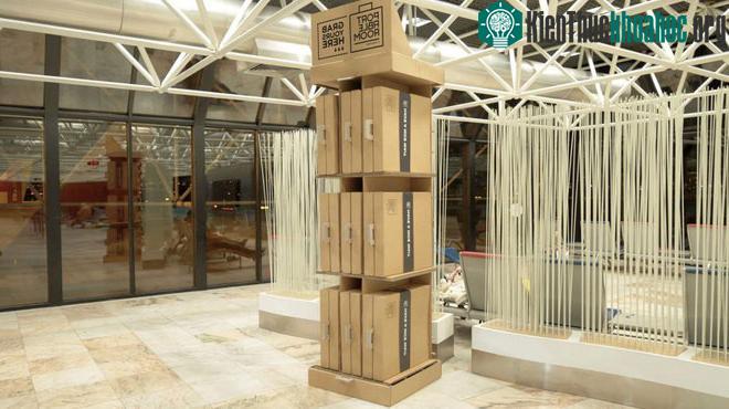 Bất cứ ai cũng có thể tới sảnh chờ lên máy bay để lấy Portable Room - chiếc giường làm hoàn toàn từ giấy bìa tái chế.