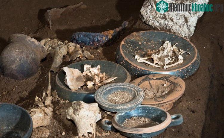 Những thực phẩm được chôn cất như thể dùng làm chức ăn cho người quá cố.