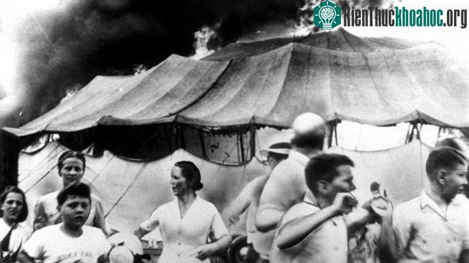 Lửa đang bắt đầu lan từ bức tường tây nam lên nóc lều. (Ảnh: AP).
