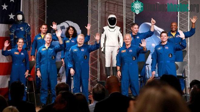 Boeing có màu xanh dương, còn SpaceX là bộ đen trắng