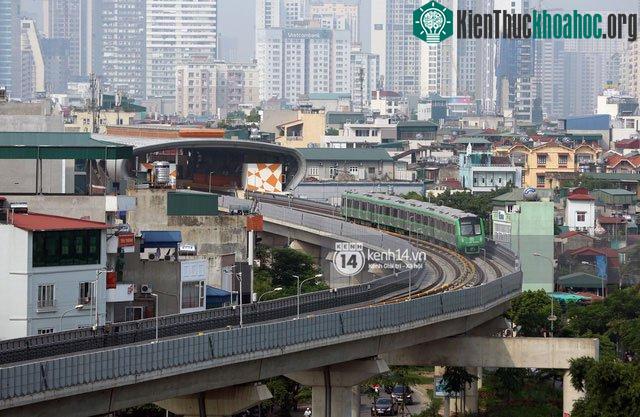 Chỉ hơn 3 phút, đoàn tàu tới khu vực phố Thái Hà.