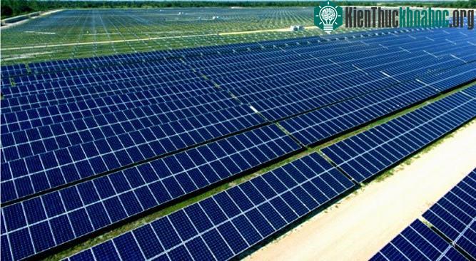Giàn tế bào quang điện của công ty điện thành phố gồm 343.000 tấm tạo nên công suất 75 megaWatt.