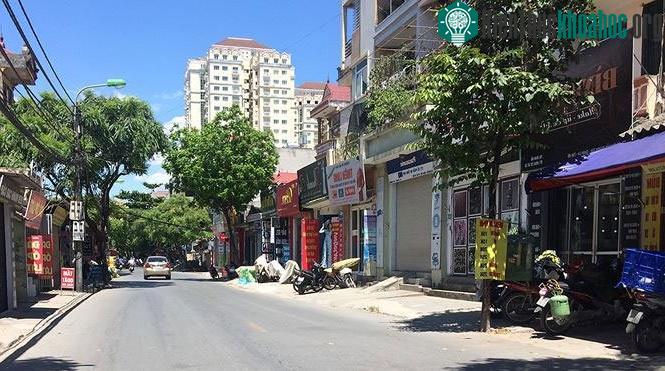 Trên đường Nguyễn Hoàng Tôn không một bóng người.