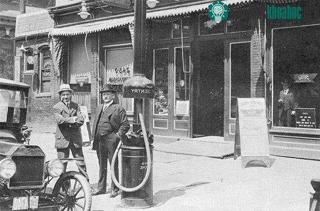 Trụ bơm Chief Sentry của Bowser tại một đại lý bán xe Ford năm 1915.