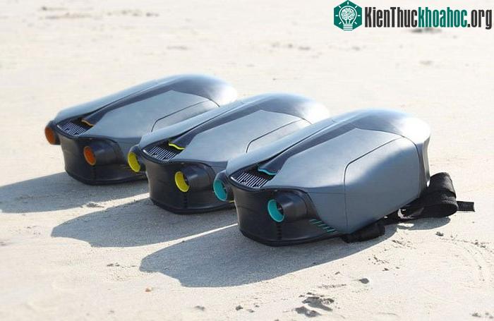 Thiết bị sử dụng pin lithium có thể tháo rời. O'Brien cũng phủ keo epoxy resin và niêm phong silicon trên nắp pin để nước không rỉ vào.