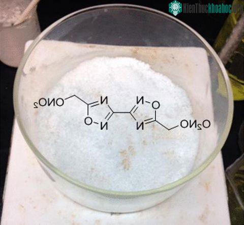 Bis-oxadiazole sẽ có tốc độ phát nổ khoảng 8,18km/s và áp suất phát nổ ở mức 29,4 Gigapascal.