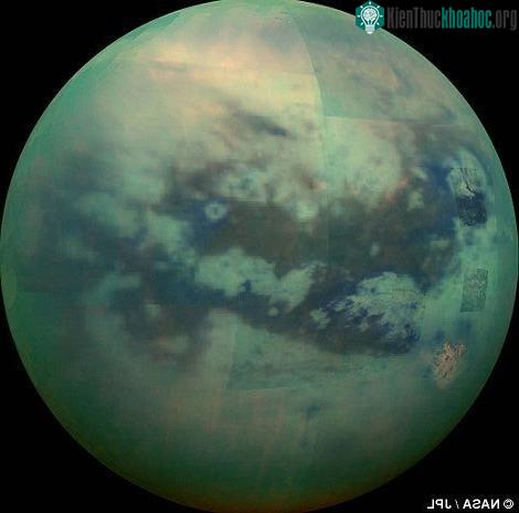Titan trong buổi hoàng hôn