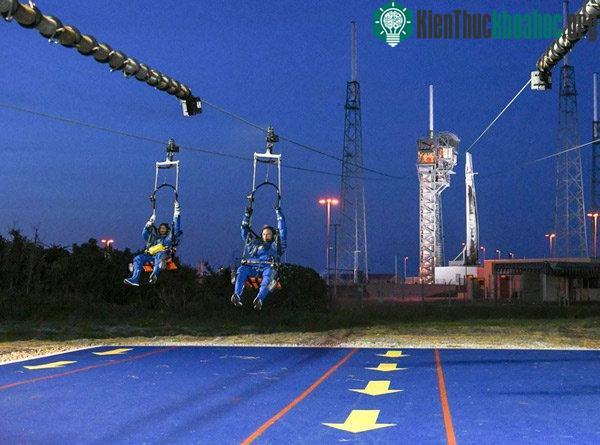 SpaceX nói rằng họ sẽ đưa các đội phi hành gia lên không vào tháng Tư năm sau