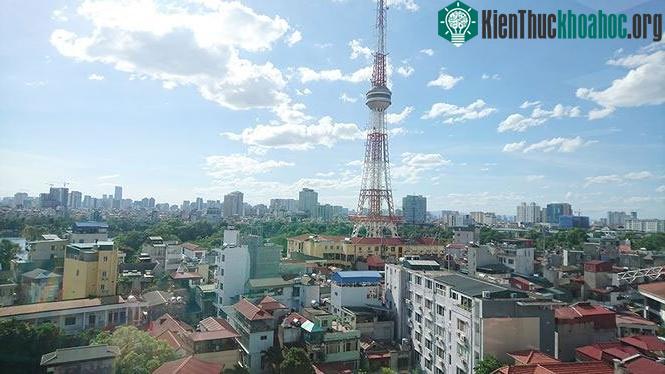 Nền nhiệt độ Hà Nội những ngày vừa qua vẫn liên tục có những diễn biến bất thường khiến người dân khốn khổ