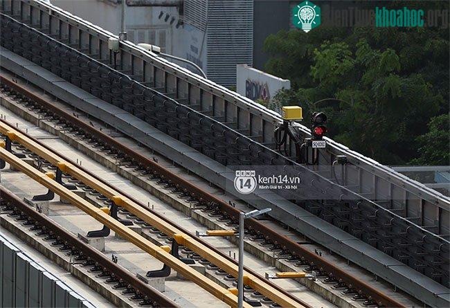 Đèn báo trên hệ thống đường ray.