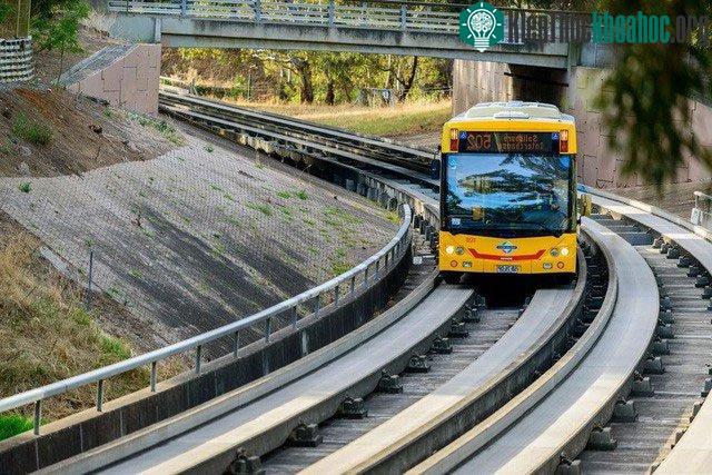 O-Bahn là một đường ray tàu hỏa hoặc có thể gọi là "đường xe buýt được phân cách" với độ dài hơn 11km và ba nút giao.