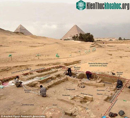 Những người sống tại khu vực này có khả năng là một phần của lực lượng bán quân sự.