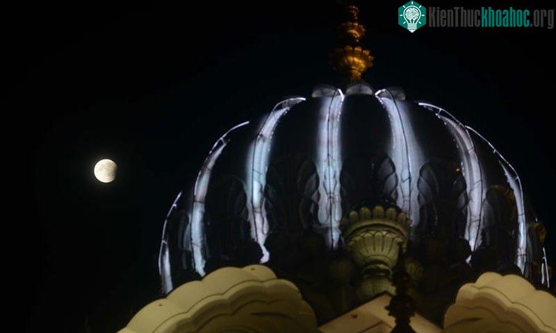 Đền Vàng nổi tiếng ở Amritsar, Ấn Độ, với Mặt Trăng rực sáng phía xa.