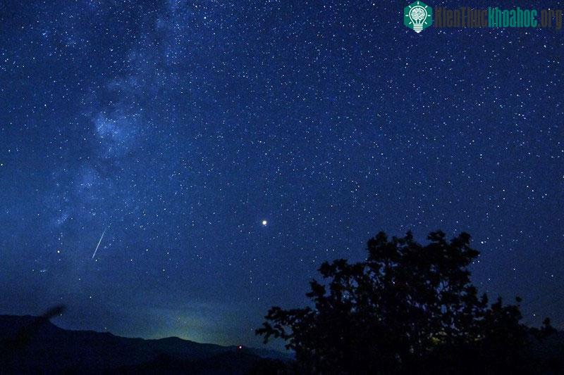 Bầu trời nhiều sao vào mưa sao băng ở vùng hồ Kozjak, tại Macedonia.