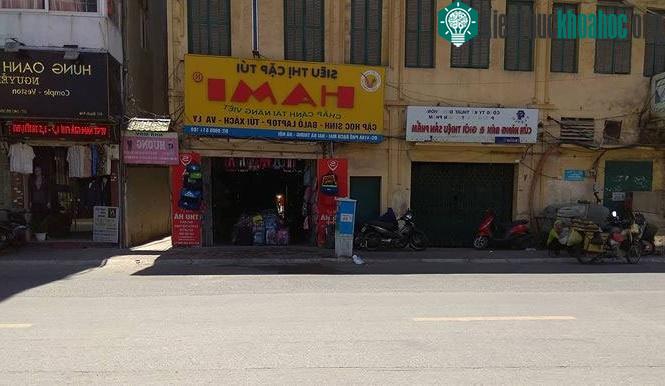 Đa phần người dân đều tìm mọi cách để vào bóng râm tránh nắng khiến phố phường bỗng thưa thớt hơn hẳn.