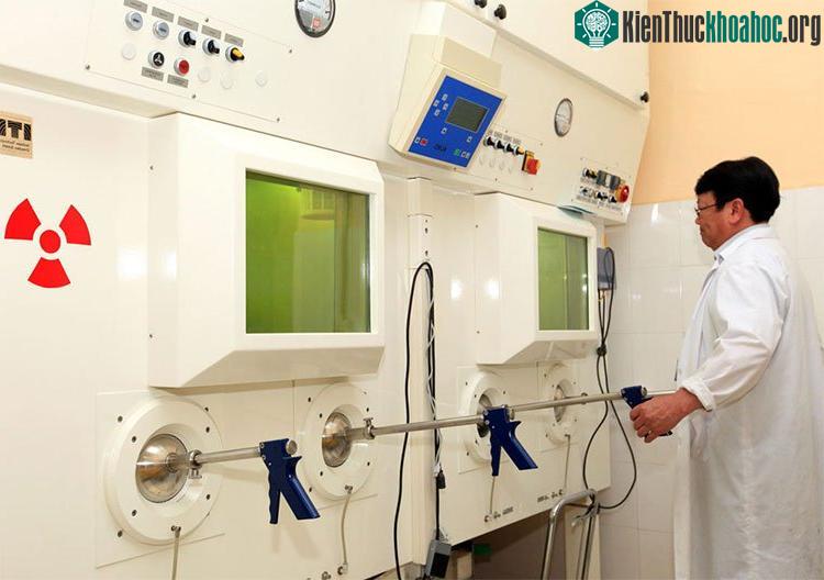Cán bộ kỹ thuật điều chế đồng vị phóng xạ I-131.