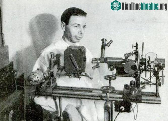 Royal Rife đã phát minh ra một tia laser tấn công các tế bào ung thư và phá hủy chúng.