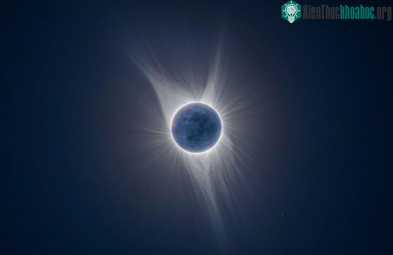 Nhật thực được chụp HDR từ 9 ảnh, có tốc độ màn trập thay đổi từ 2s cho đến 1/2000s.