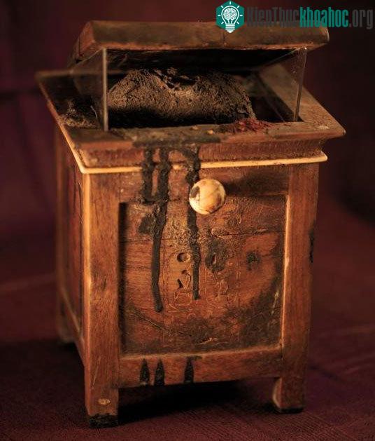 Hộp đựng răng khắc tên Hatshepsut – trùng khớp với 1 chiếc răng bị mất trên xác ướp, vén màn bí ẩn về 1 Nữ hoàng bị lãng quên.