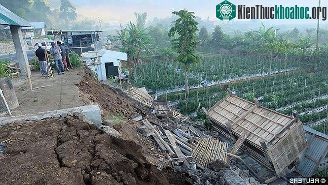 Đảo quốc Indonesia nằm trên vành đai lửa Thái Bình Dương và thường xuyên phải hứng chịu các trận động đất.