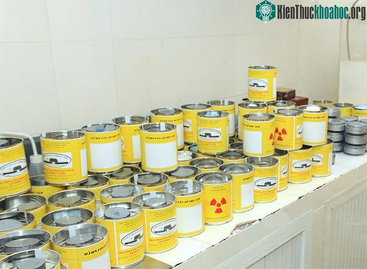 Sản phẩm là đồng vị phóng xạ sử dụng trong y học, trong đó phần lớn là I-131, P-32