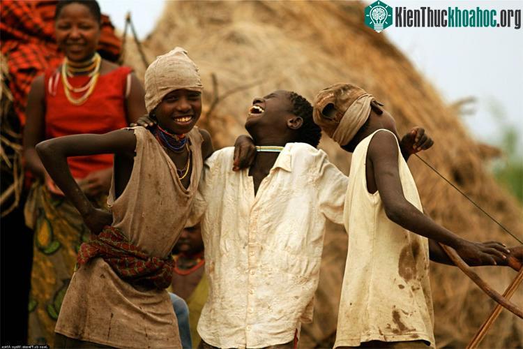 Mọi cặp đôi Hadza đều chung thủy trọn đời.