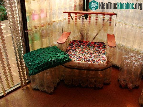 Gần như toàn bộ ngôi nhà của họ được làm từ chai nhựa