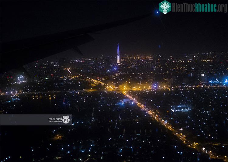 Có thể nhìn thấy toà tháp cao nhất thành phố này từ khoảng cách xa...