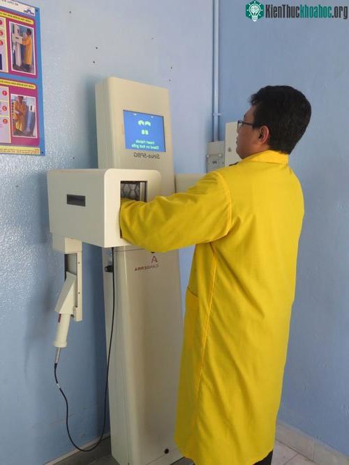 Cán bộ kỹ thuật đo độ nhiễm bẩn phóng xạ trước khi ra khỏi lò phản ứng.