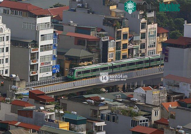Có nhiều đoạn chuyến tàu băng qua khu dân cư thu hút sự chú ý của người dân.