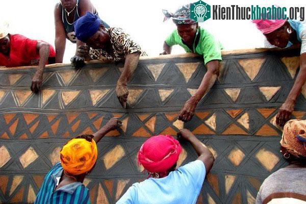 Tiébélé: Ngôi làng cổ được tạo nên từ phân bò, mỗi căn nhà đều là tác phẩm nghệ thuật ảnh 9